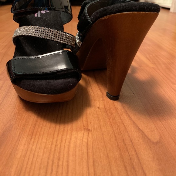 New Beautiful Dress Sandals - Picture 3 of 5